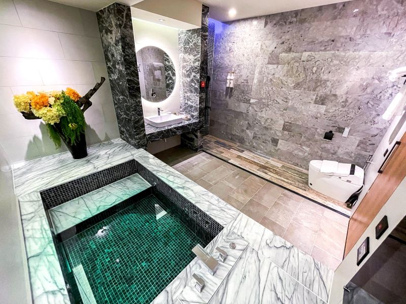 豪華雙人房（可加一床）本房型主要提供情侶╱夫妻或小家庭旅遊住宿，提供三星65吋4K劇院級量子液晶電視，並附有雙人按摩浴池的大浴室。