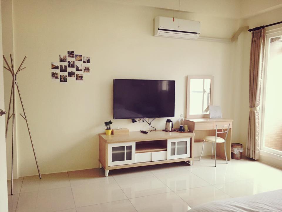 Simple-Double-Room簡約風雙人房49吋有線電視與梳妝台及陽台。
