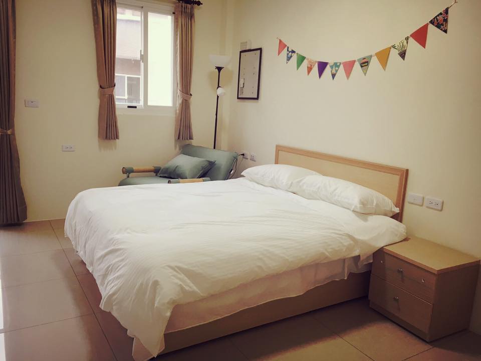 Simple-Double-Room簡約風雙人房含有一張雙人床與一張沙發床