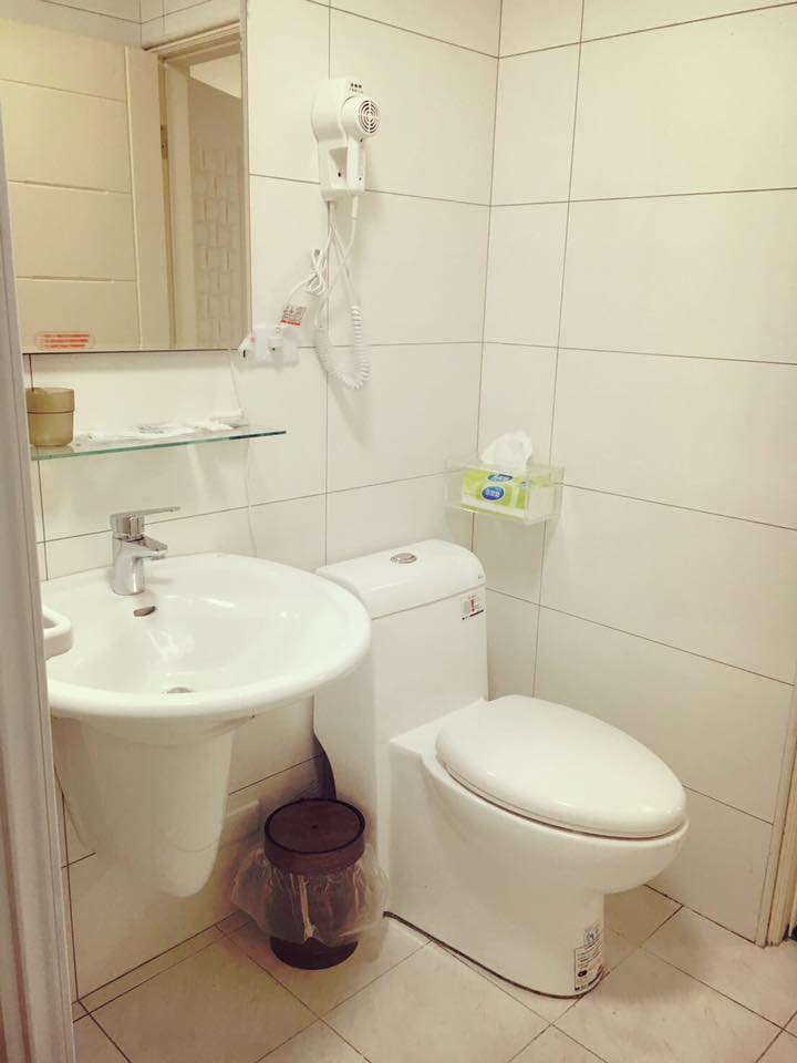 Simple-Double-Room簡約風雙人房衛浴設施與盥洗用品