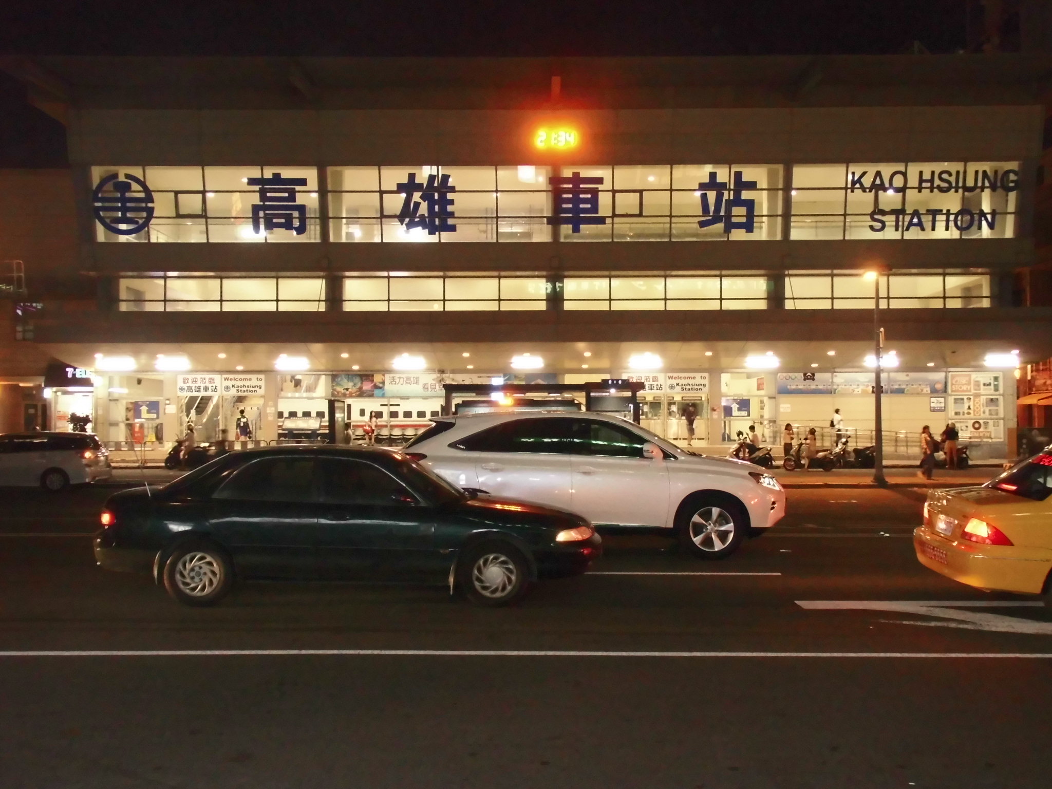 飯店地點(高雄火車站後站)斜對面，步行1分鐘