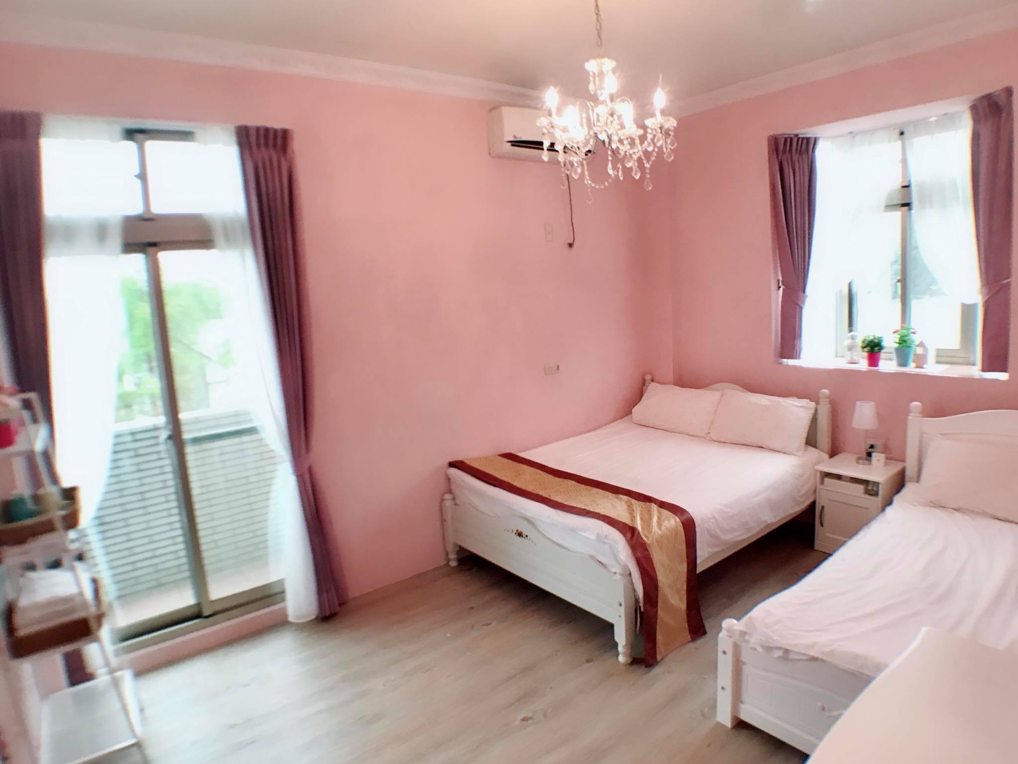 203房間雙面採光,附有觀景陽台,以唯美的粉紅色為主體,搭配白色的歐風家具,浪漫清新的風格,讓人感覺像戀愛般的甜蜜~